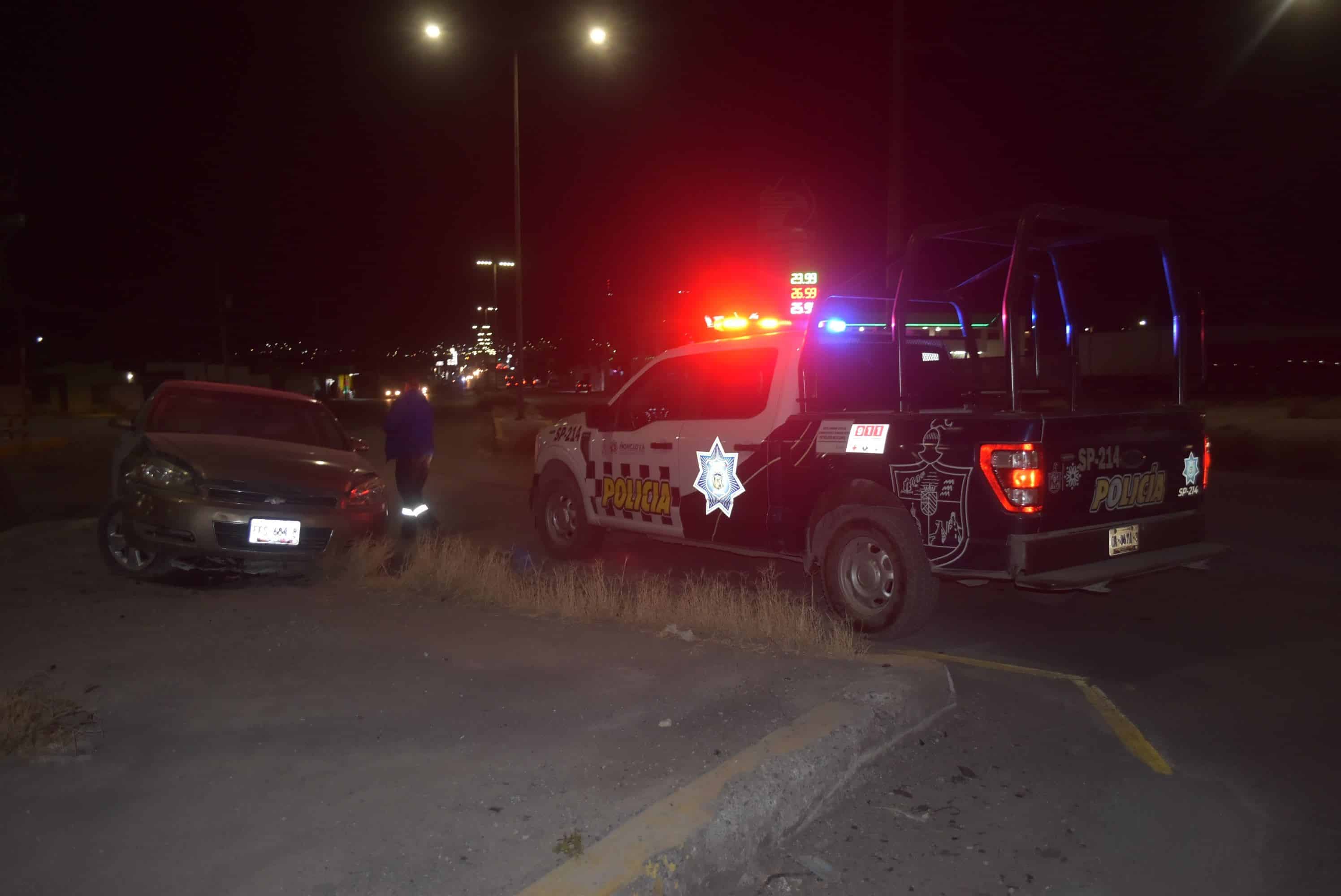 Lo encandila auto y choca contra camellón