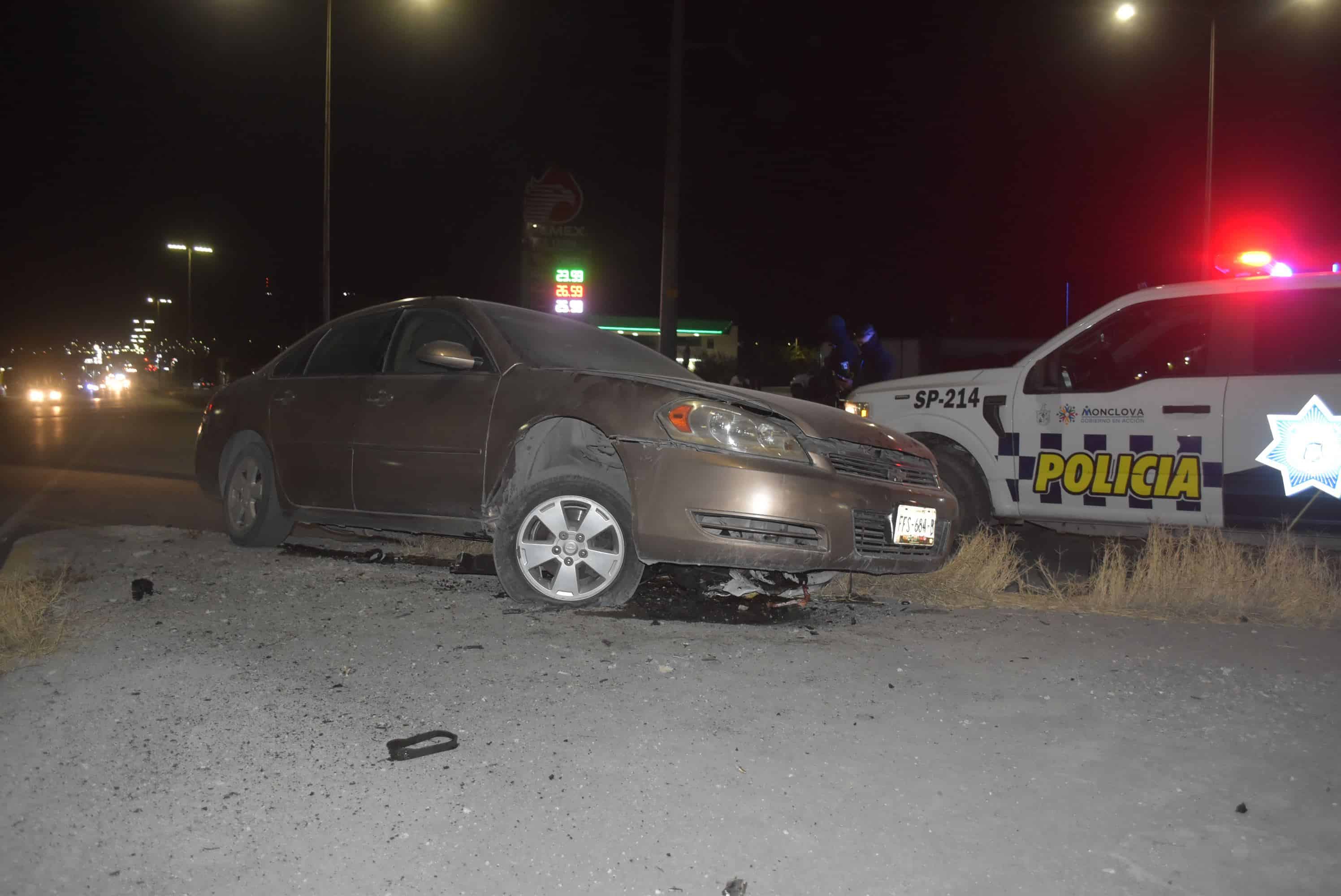 Lo encandila auto y choca contra camellón