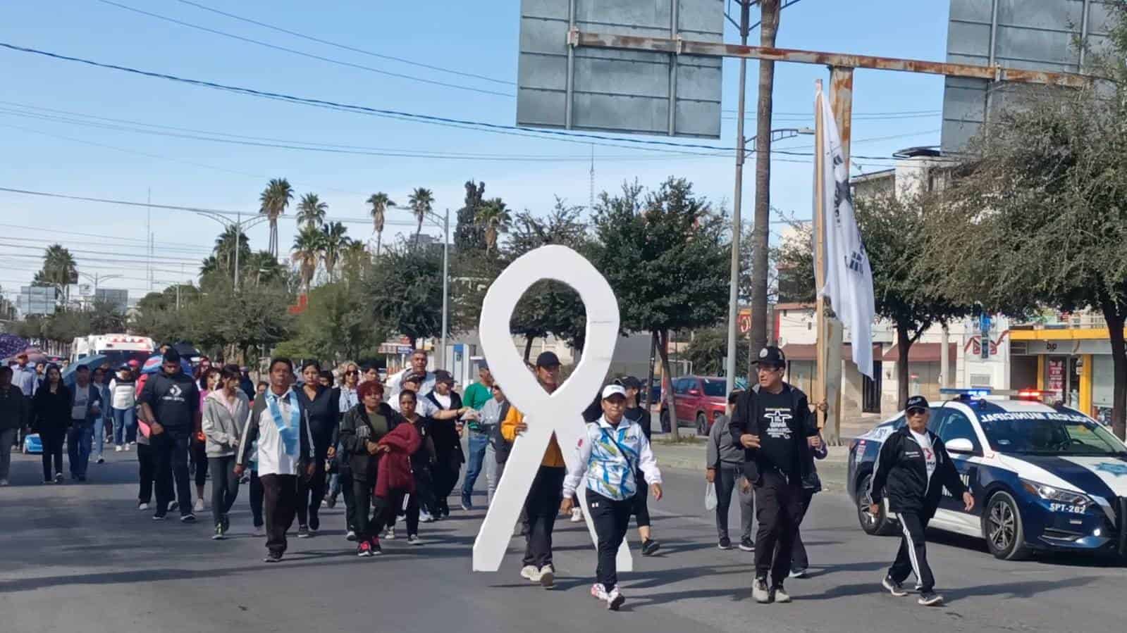 Reúne a 100 el "Gran Abrazo"