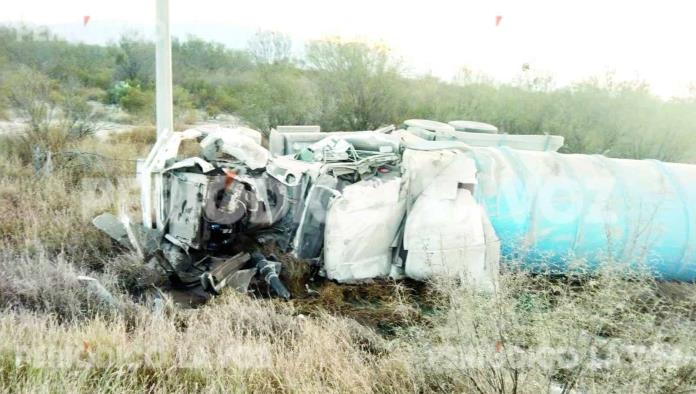 Vuelca pipa con  combustible