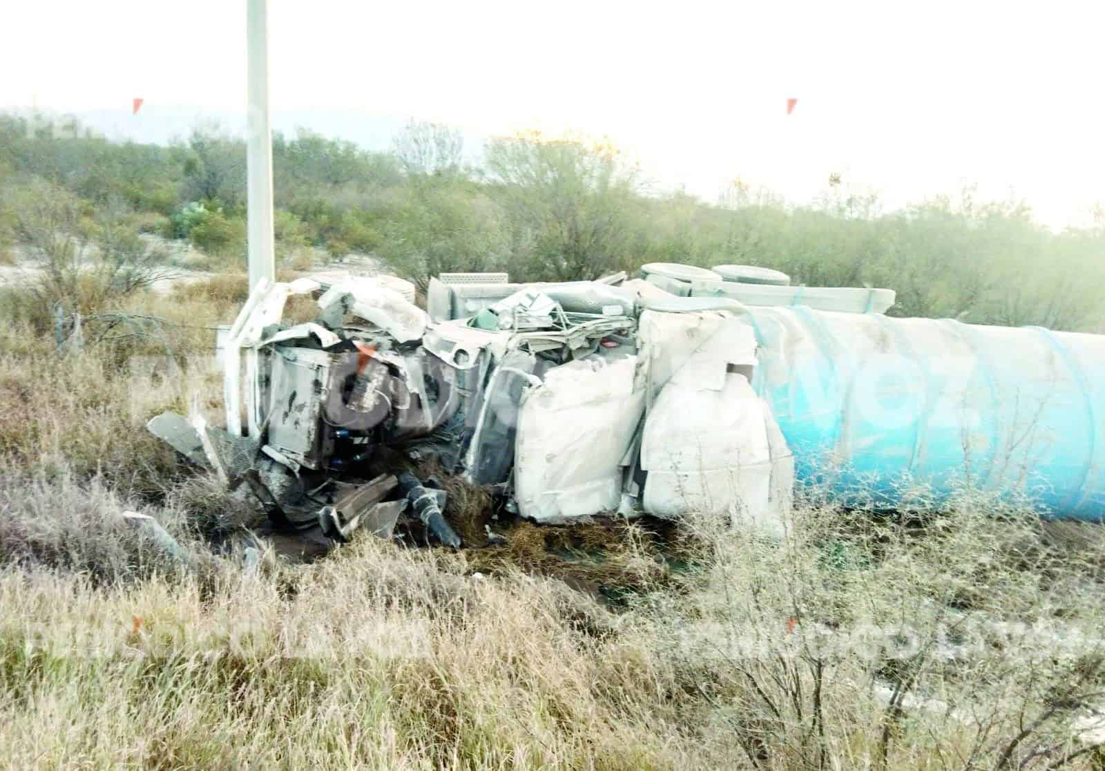 Vuelca pipa con  combustible