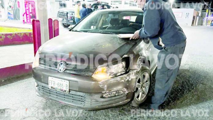 Choca camión de SESA con auto