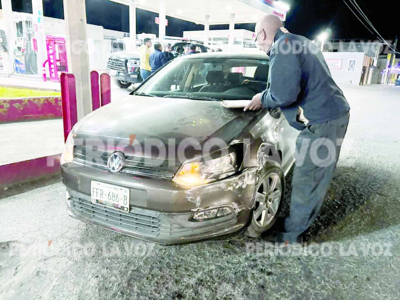 Choca camión de SESA con auto