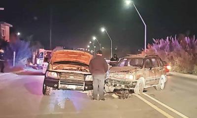 Invade carril y provoca choque