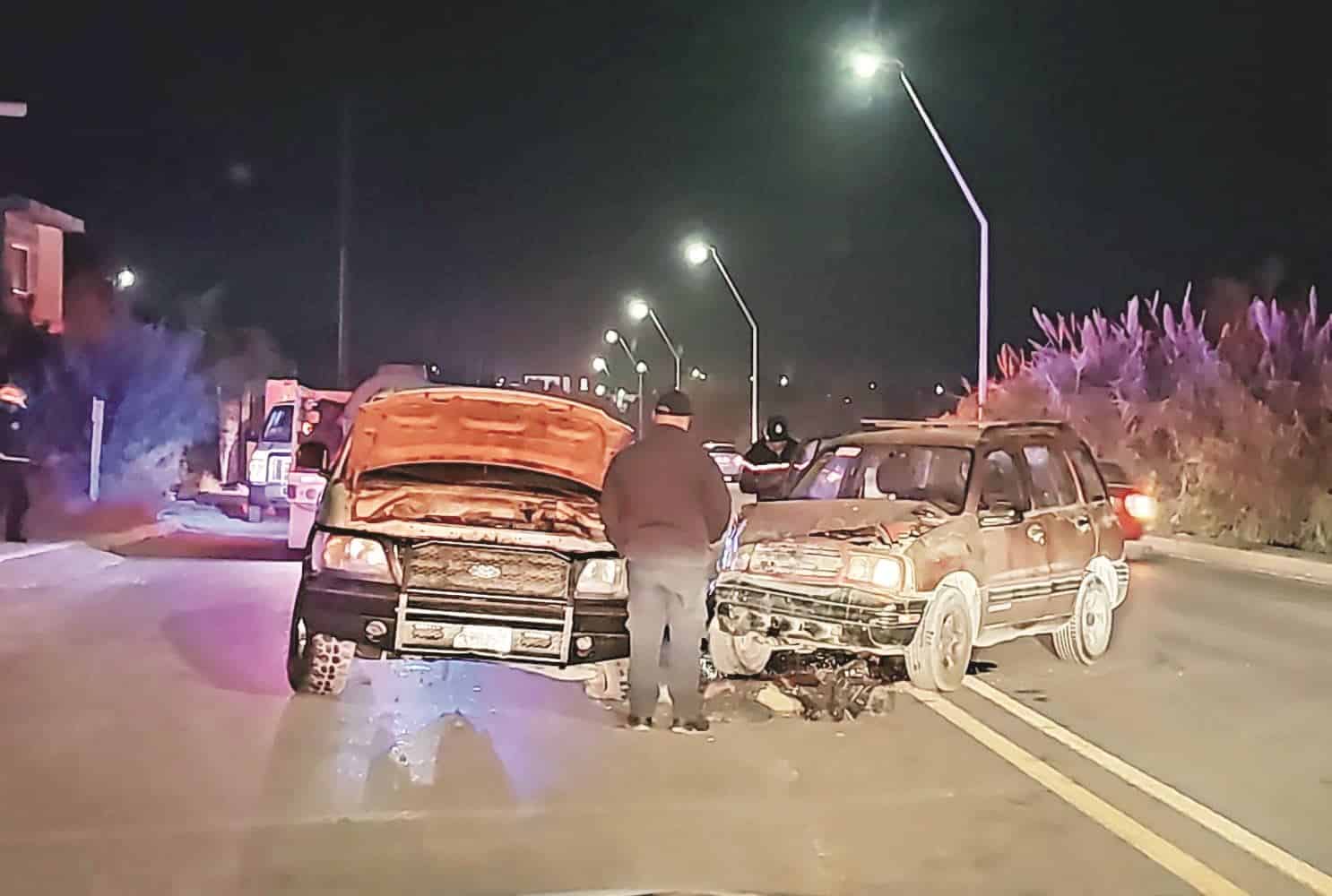 Invade carril y provoca choque