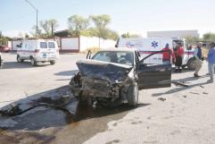 Destroza mujer el frente de su auto