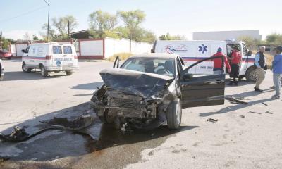 Destroza mujer el frente de su auto