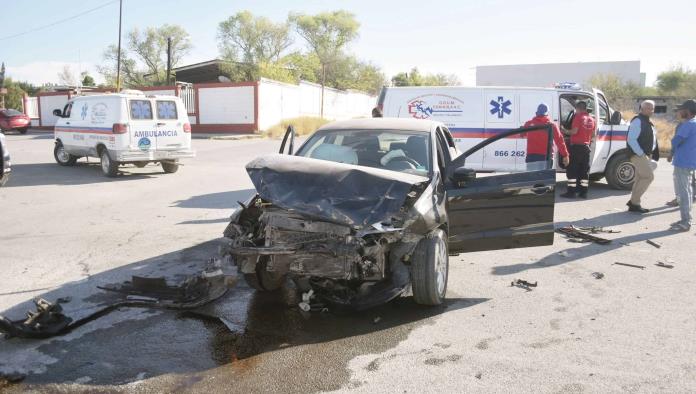 Destroza mujer el frente de su auto