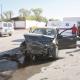 Destroza mujer el frente de su auto