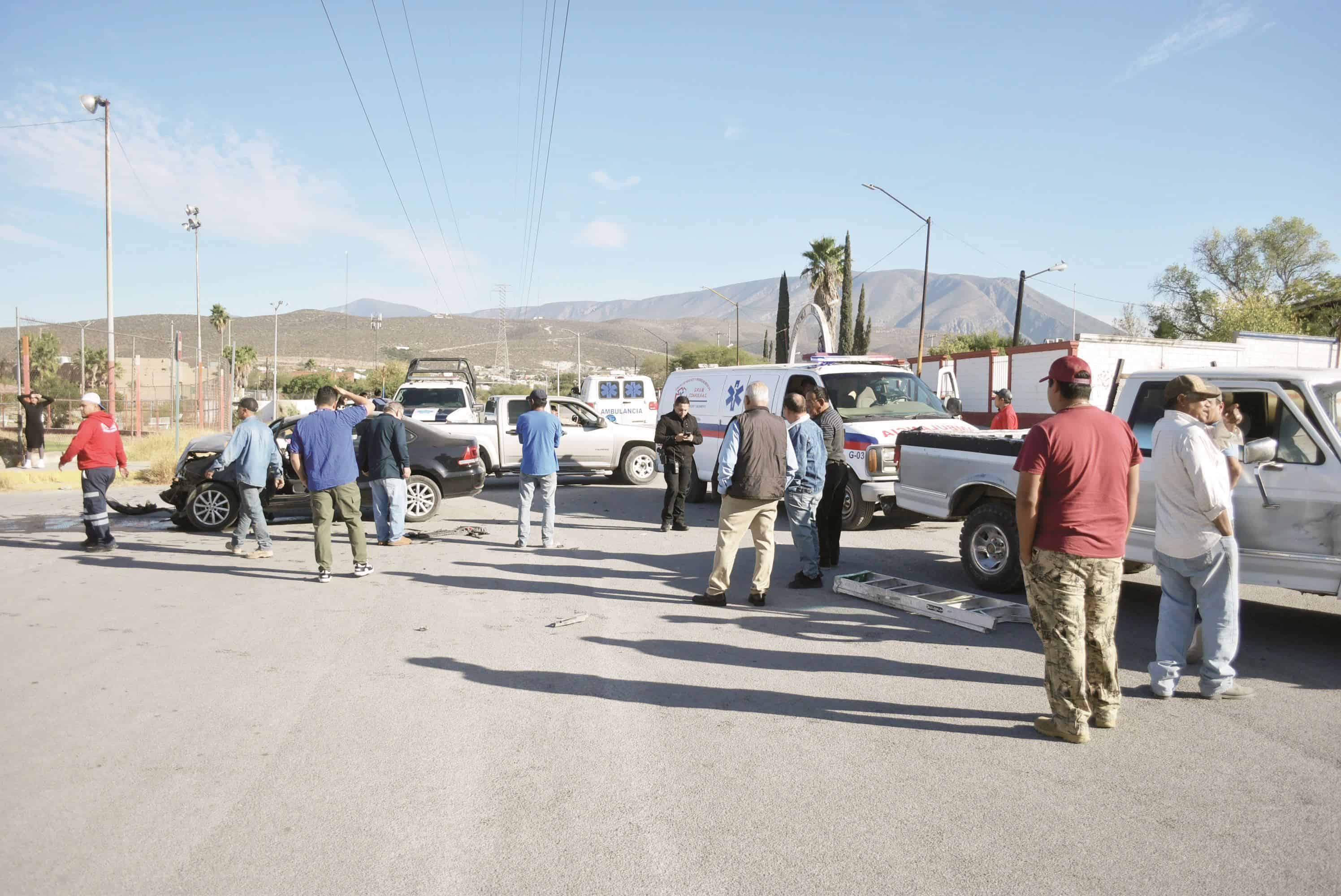 Destroza mujer el frente de su auto