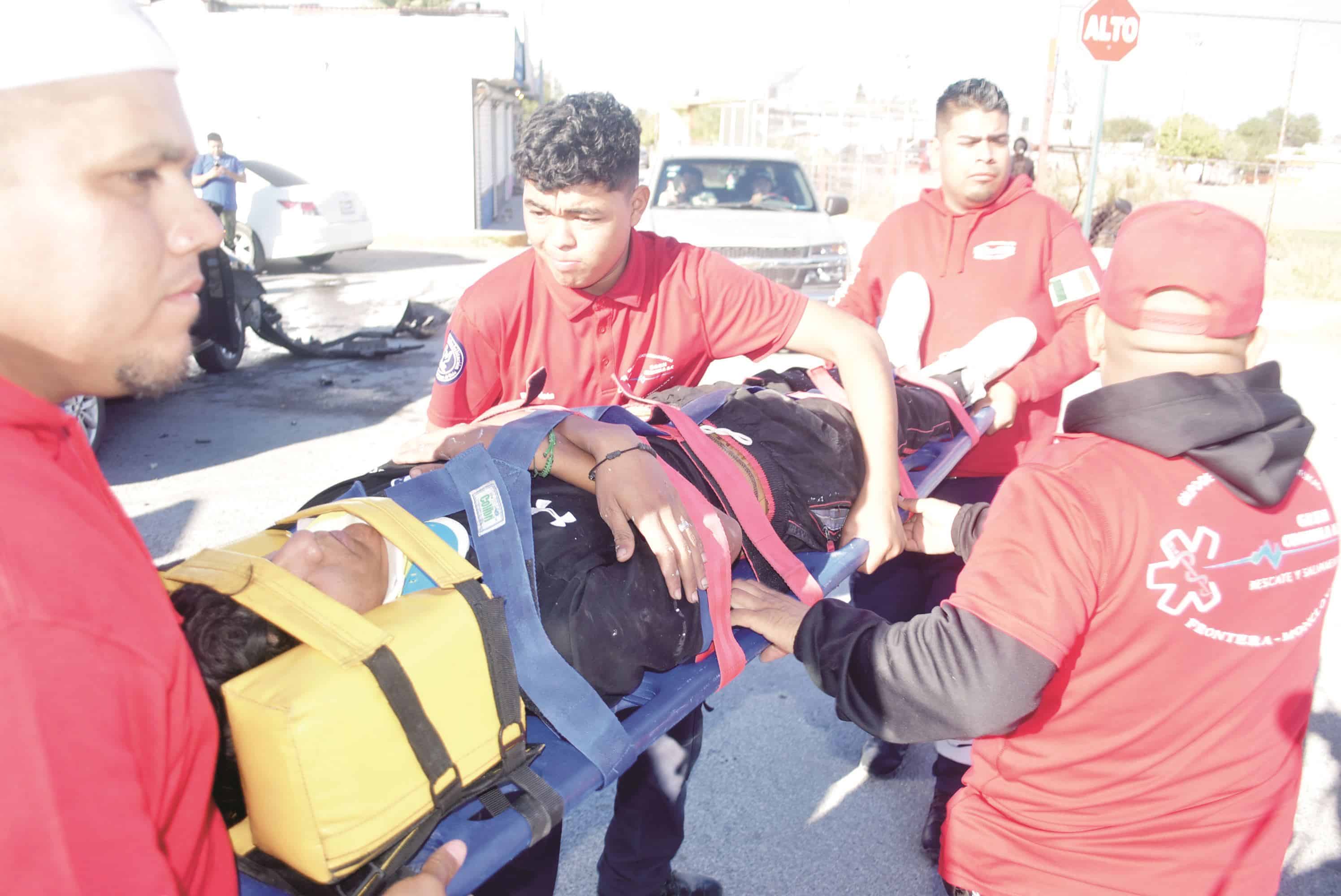 Destroza mujer el frente de su auto