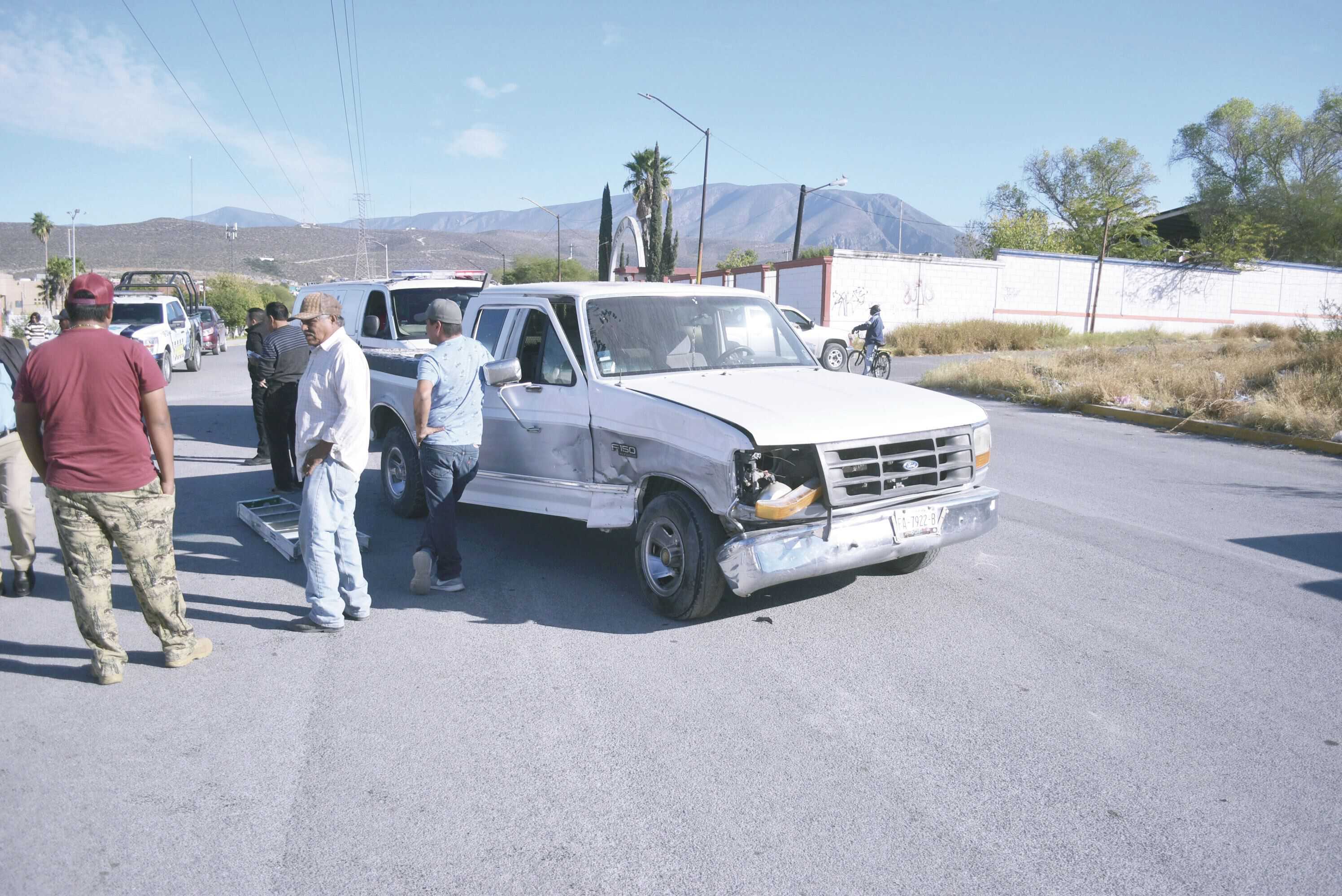 Destroza mujer el frente de su auto