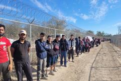 Detienen a 176 migrantes al norte de Eagle Pass, Texas