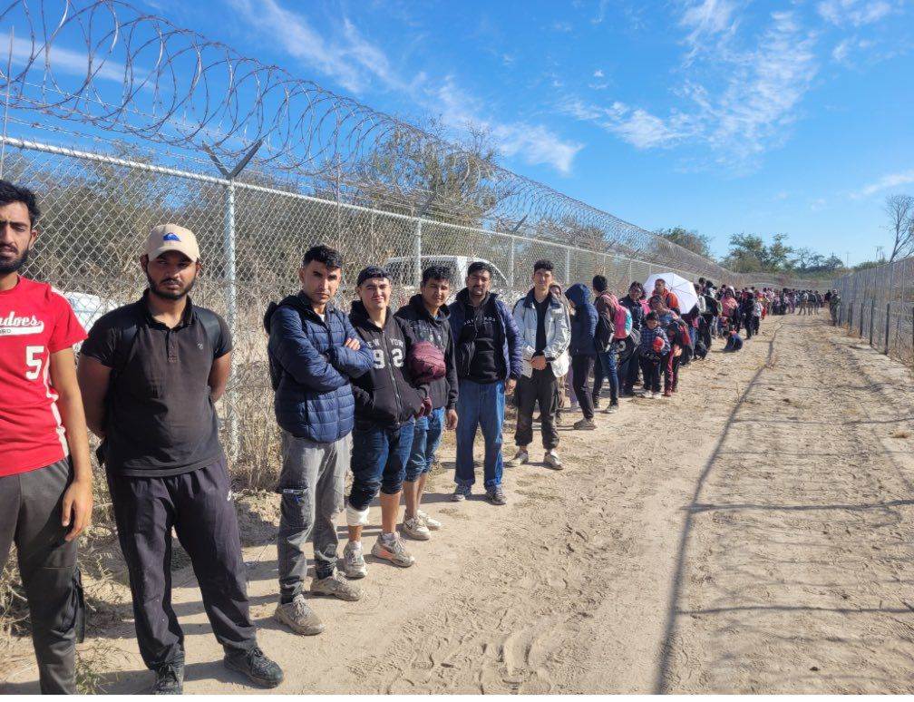 Detienen a 176 migrantes al norte de Eagle Pass, Texas