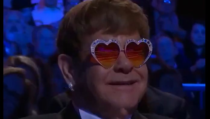 Elton John afirma que está perdiendo la vista