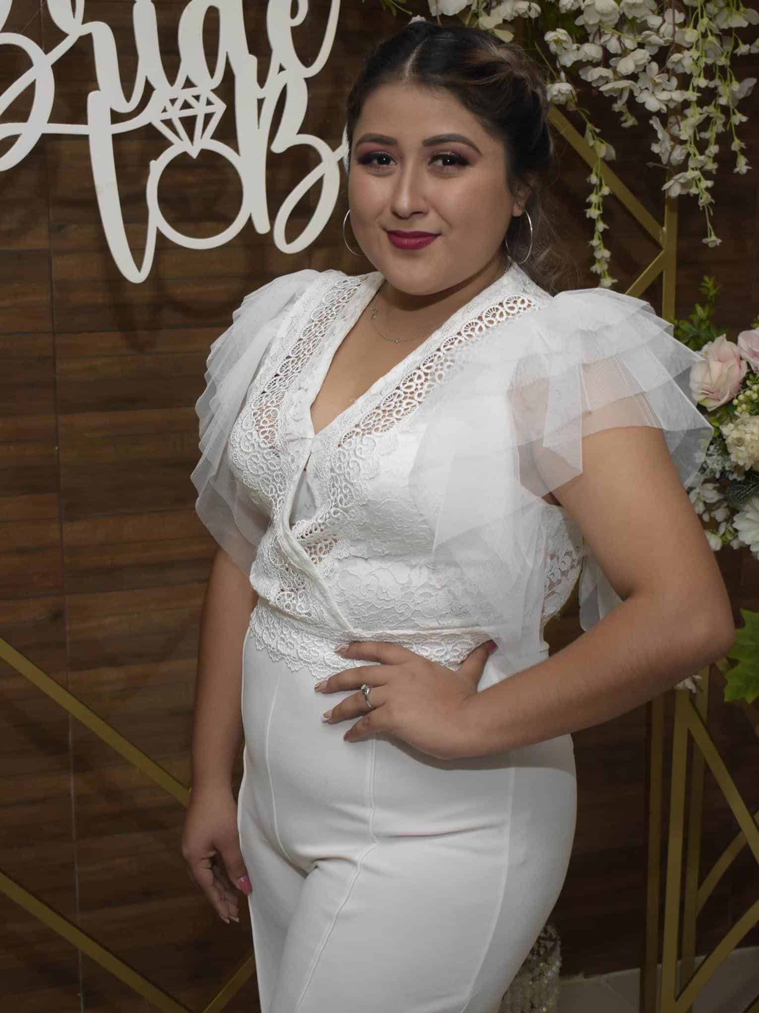 Acompañada de su suegra Aurora Gutiérrez.