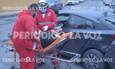 Se avienta vuelta en U y lo chocan