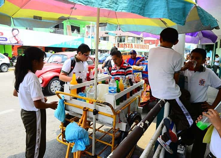 Van sobre la comida chatarra en escuelas