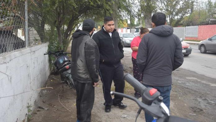 Acaba inconsciente tras choque de motos 