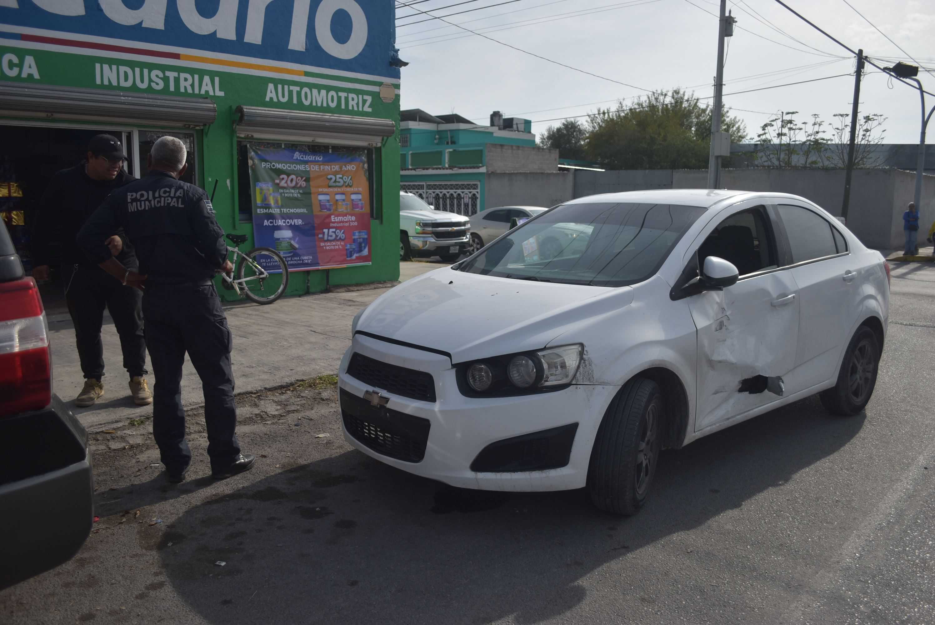 Ignora alto y choca auto