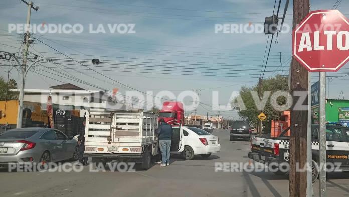 Ignora alto y choca auto