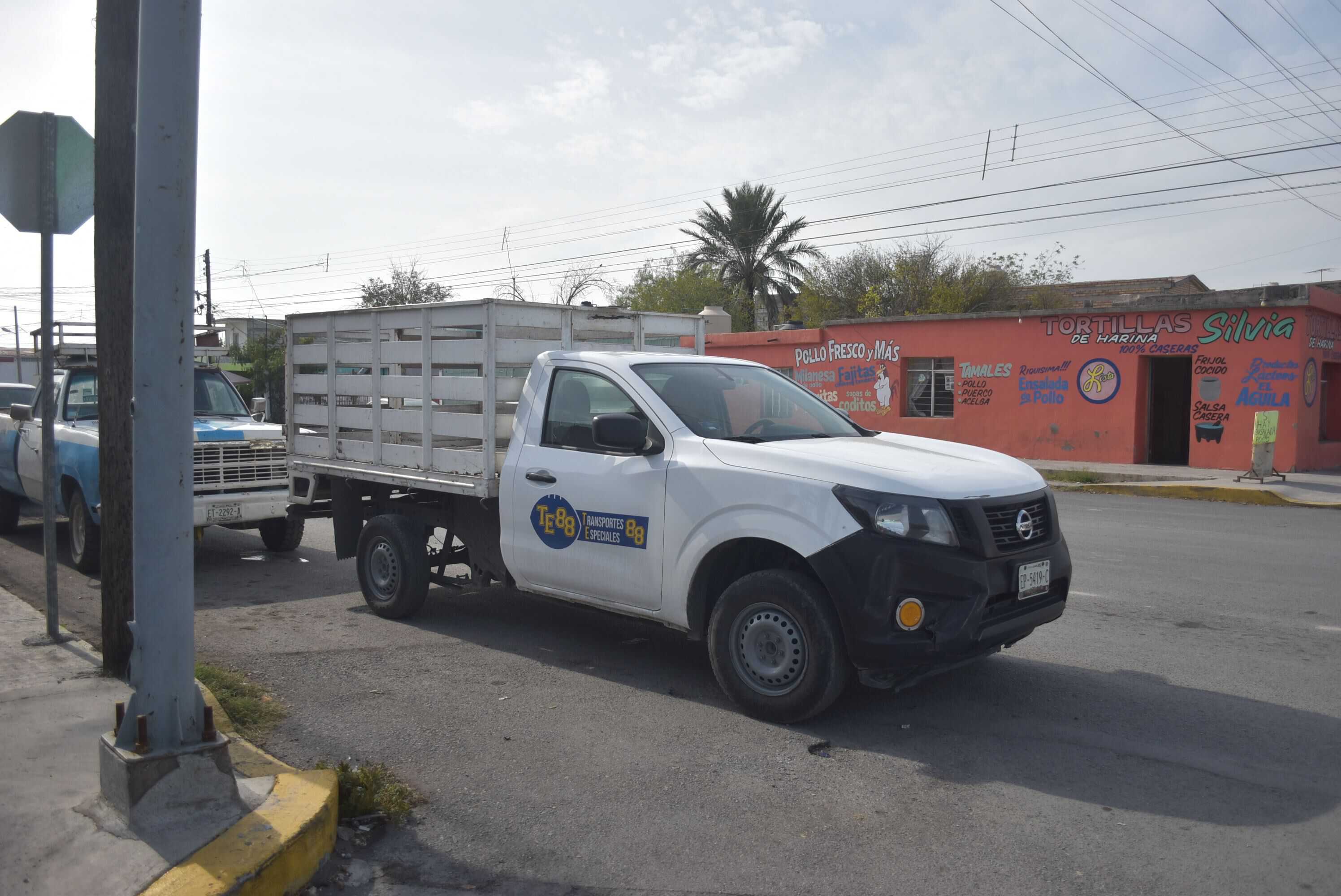 Ignora alto y choca auto