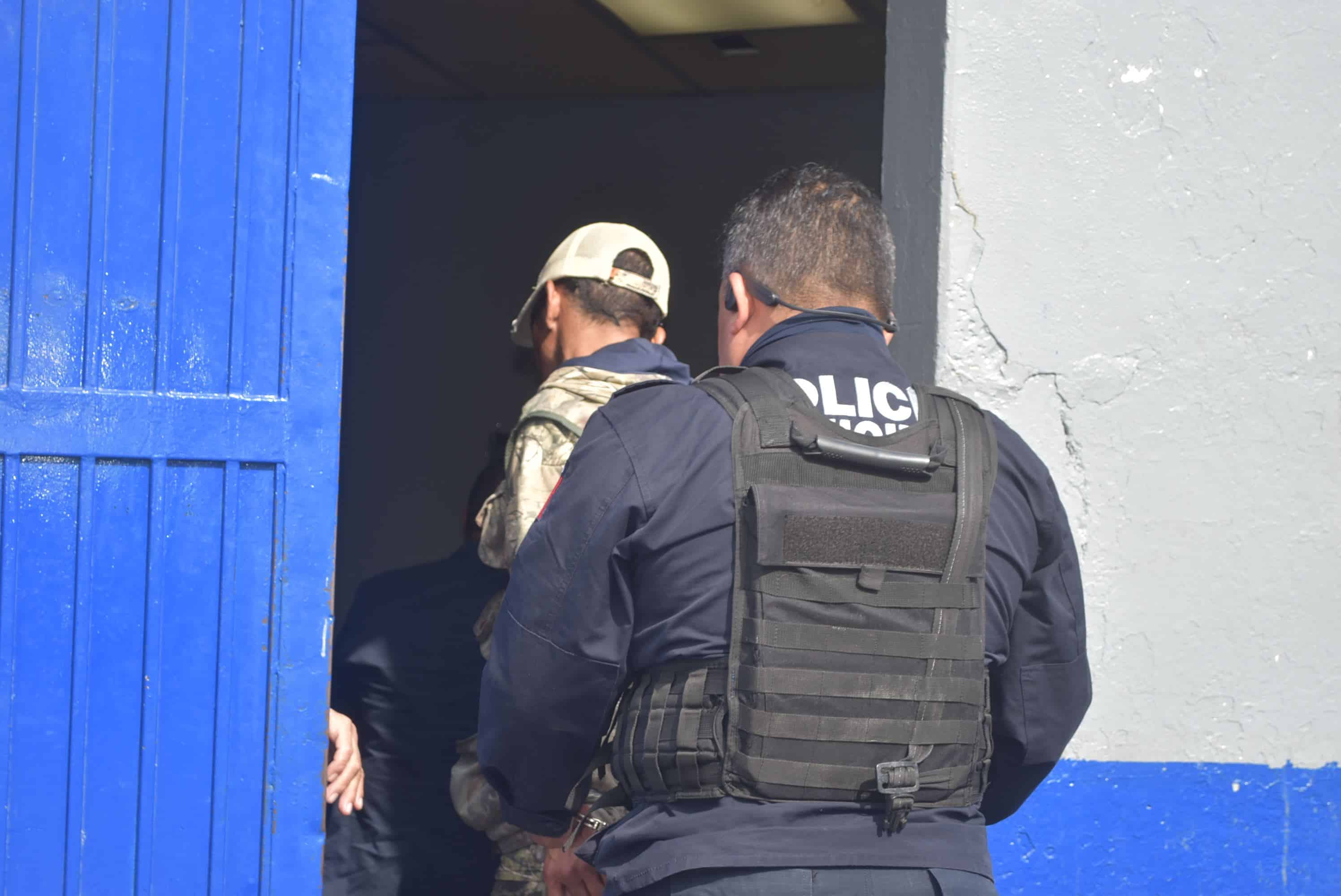 Arrestan a vendedor; se drogaba en la calle