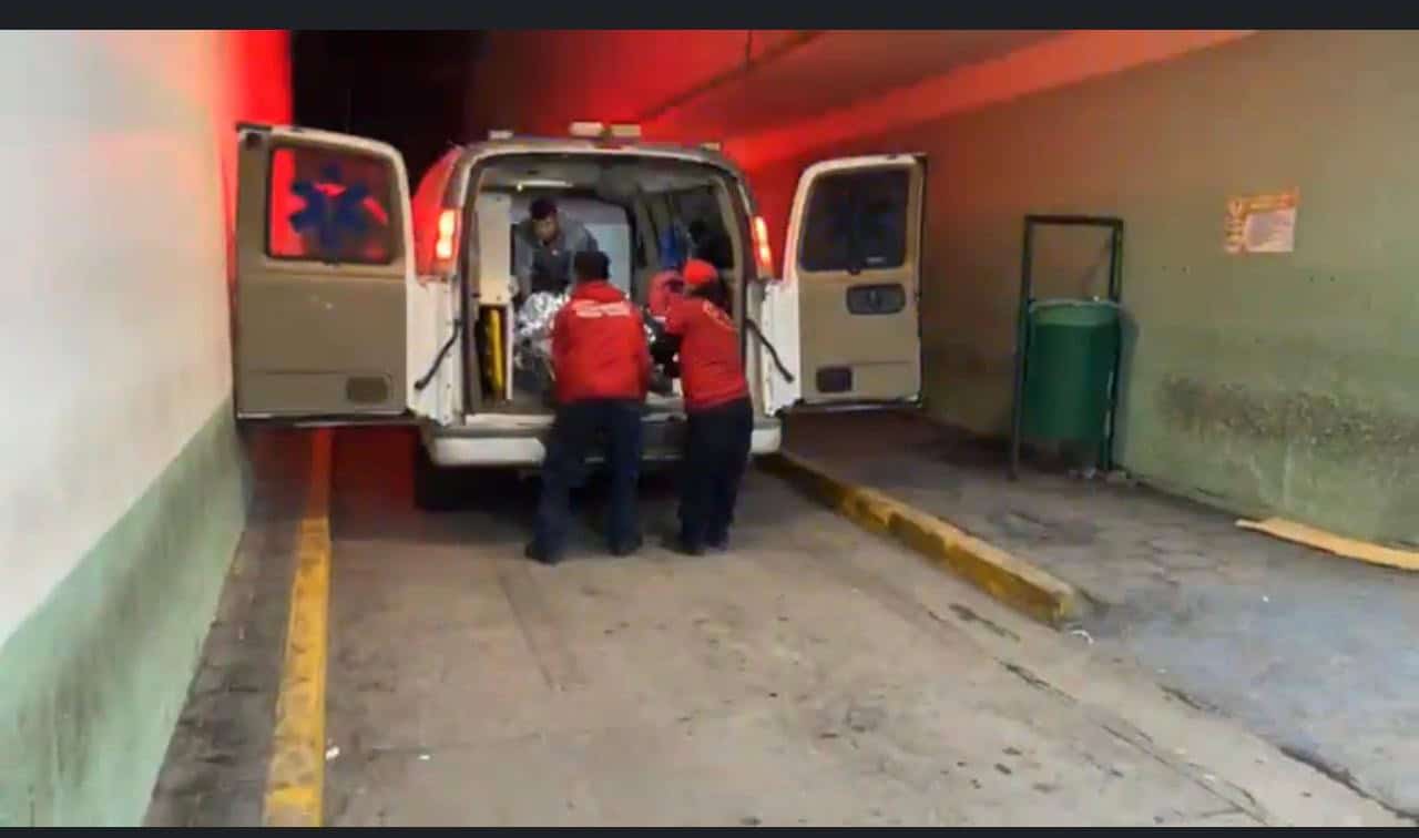 Médicos del IMSS hacen lo posible por salvarle su brazo.