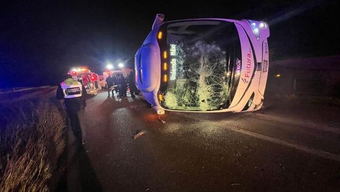 Un muerto y cinco heridos deja volcadura de autobús en la 57