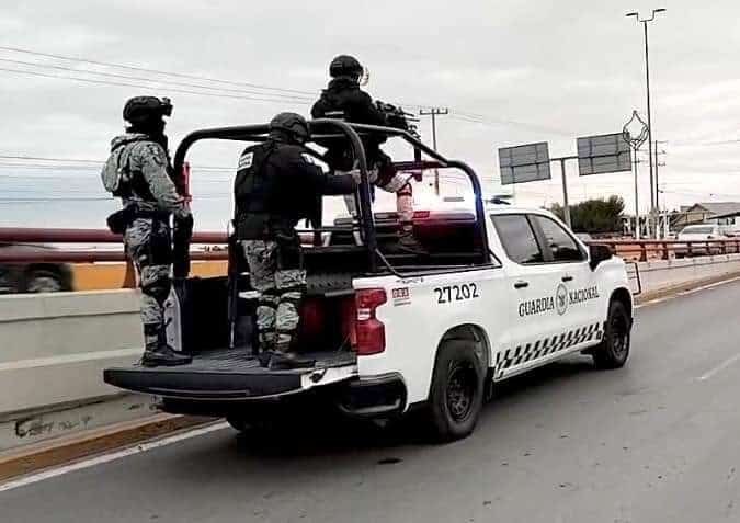 Aseguran a 26 migrantes y arrestan a traficante tras persecución en Piedras Negras