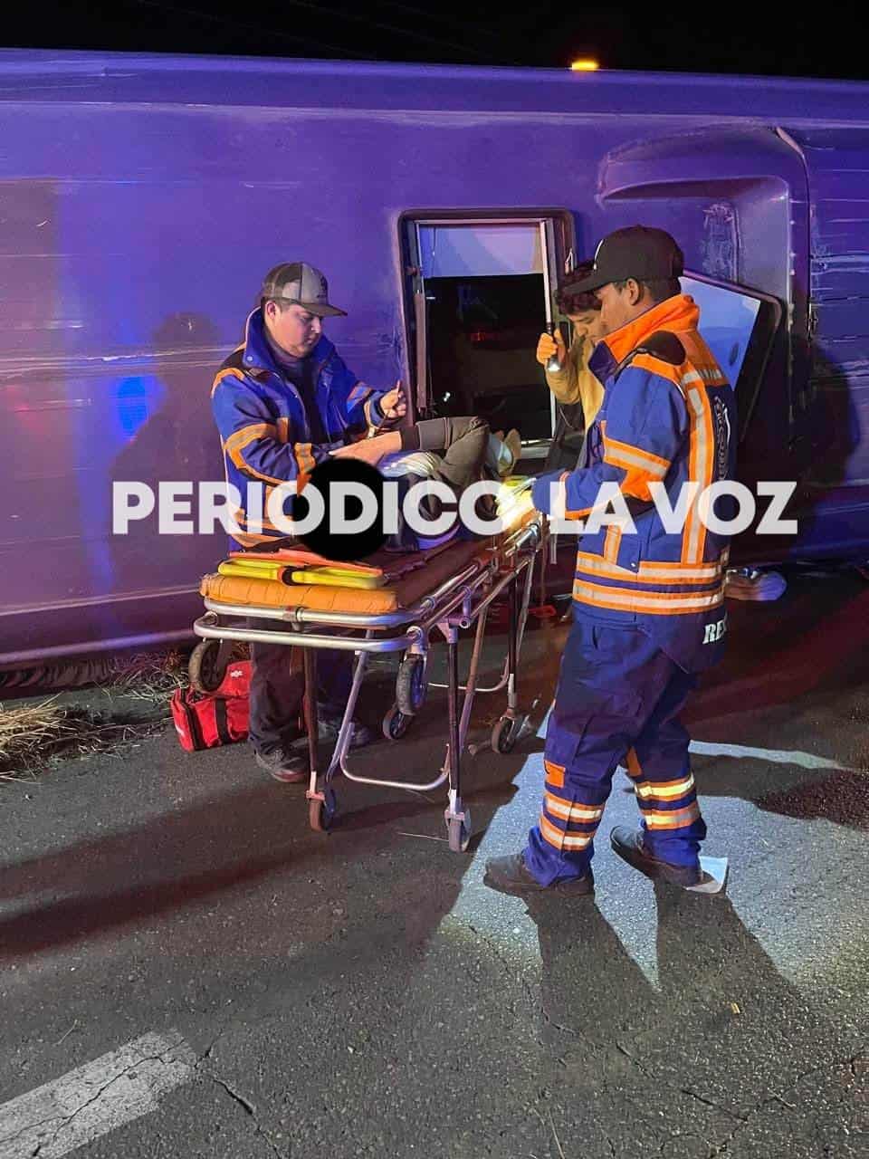 Un muerto y cinco heridos deja volcadura de autobús en la 57