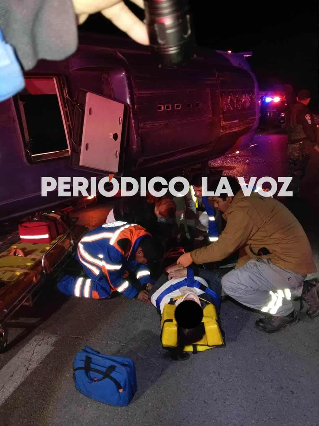 Un muerto y cinco heridos deja volcadura de autobús en la 57