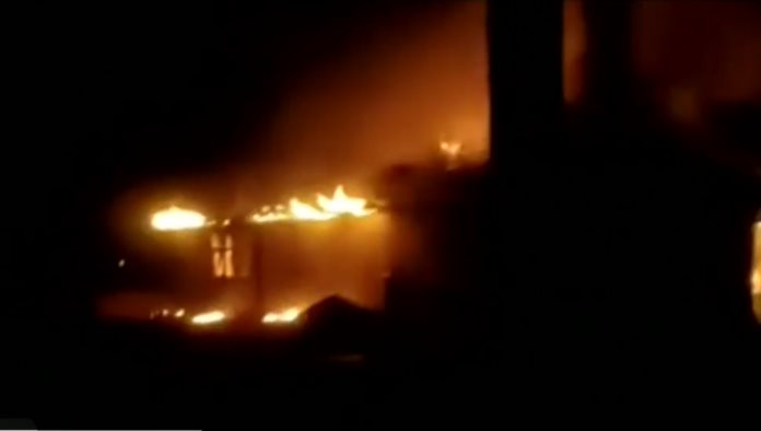 Criminales incendian casas y autos tras enfrentamiento en Chihuahua