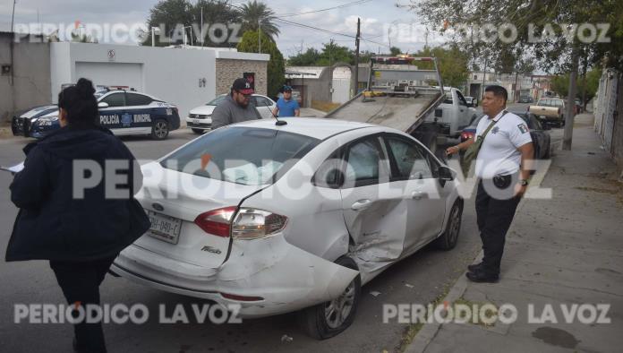 Se pasa alto, la chocan y ´rebota´ contra camioneta