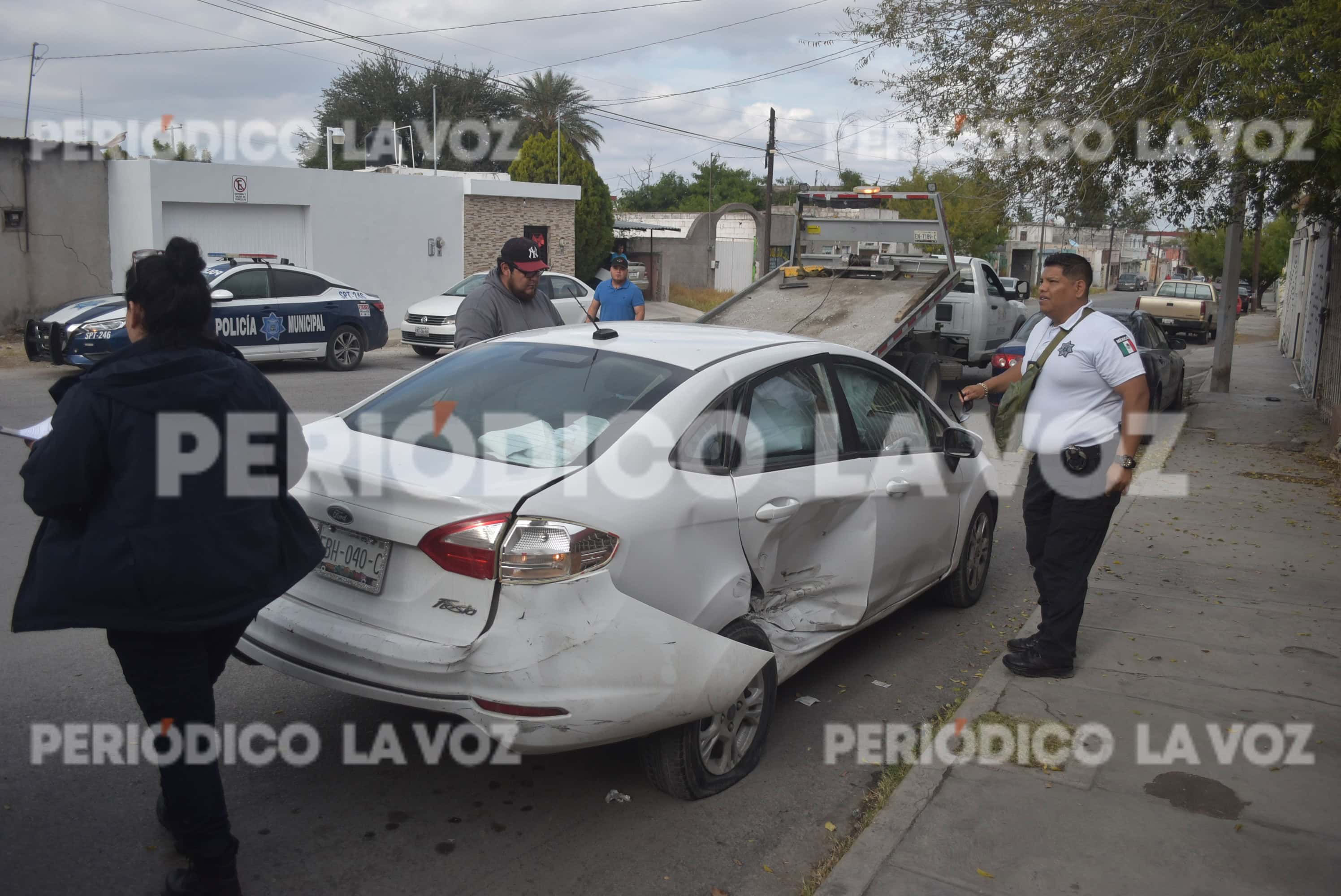 Se pasa alto, la chocan y ´rebota´ contra camioneta