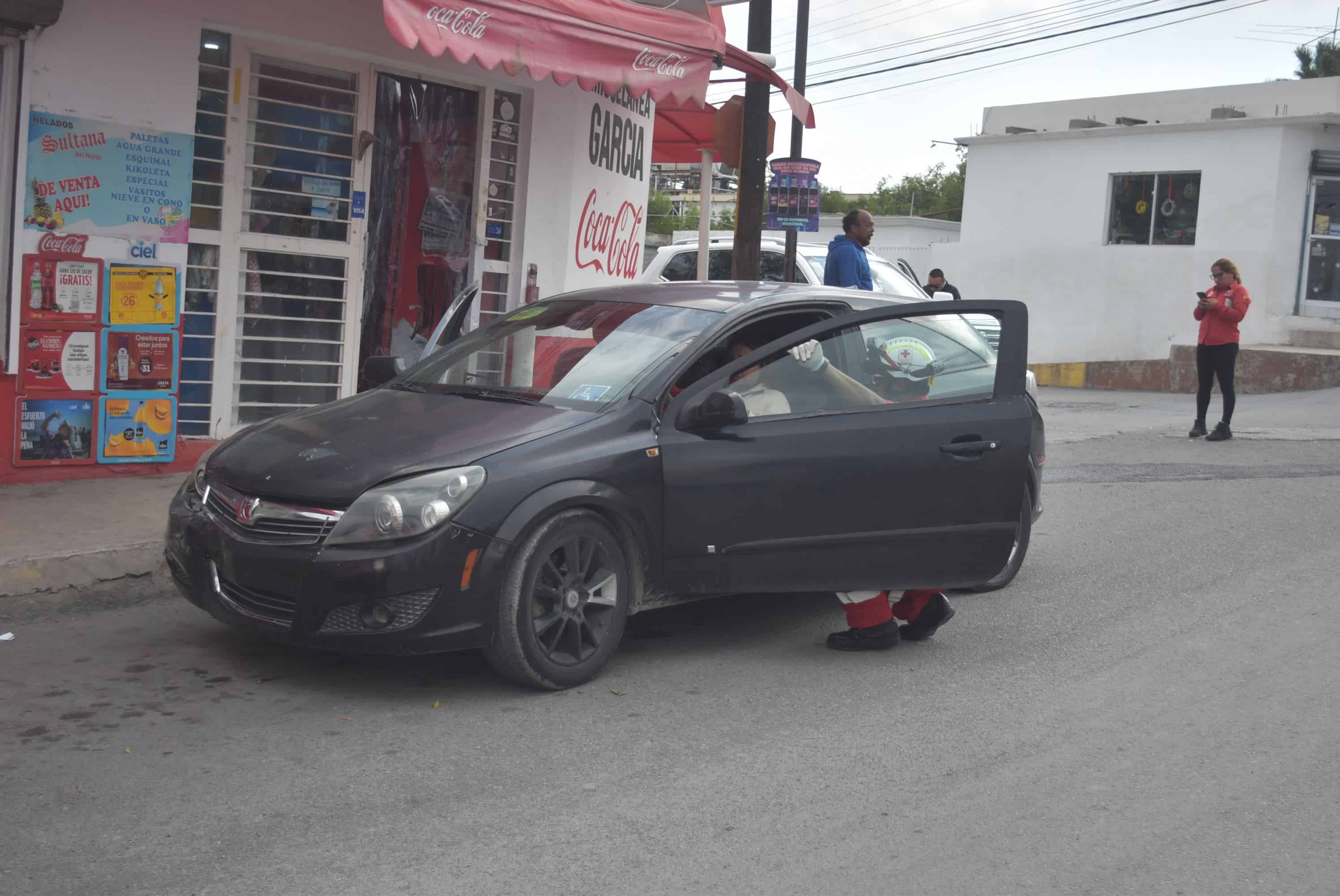 Se pasa alto, la chocan y ´rebota´ contra camioneta