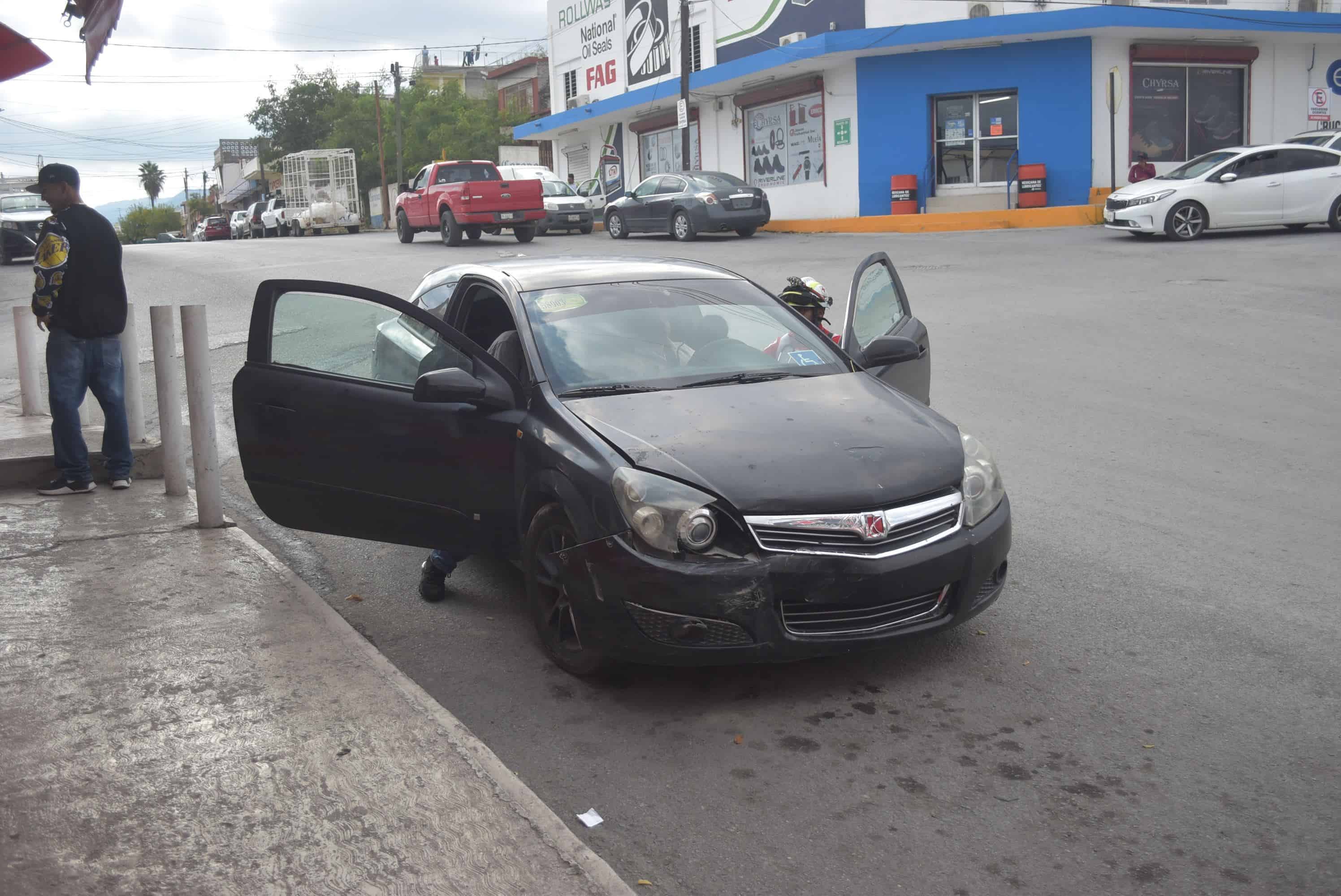 Se pasa alto, la chocan y ´rebota´ contra camioneta