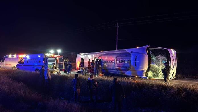 Vuelca autobús; un muerto y 5 heridos