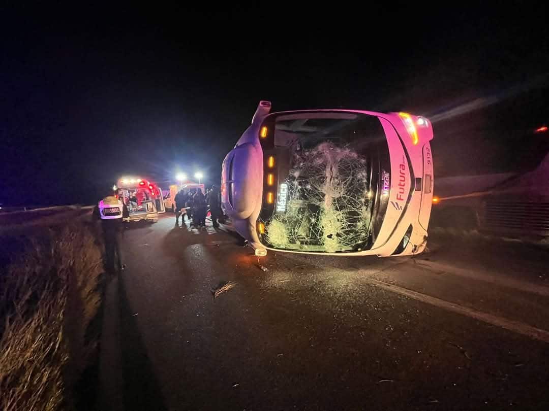 Vuelca autobús; un muerto y 5 heridos