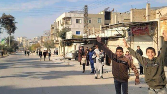 Rebeldes sirios toman Hama; La dictadura retrocede Rebeldes sirios toman Hama; La dictadura retrocede