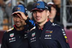 Max Verstappen defiende y elogia a Checo