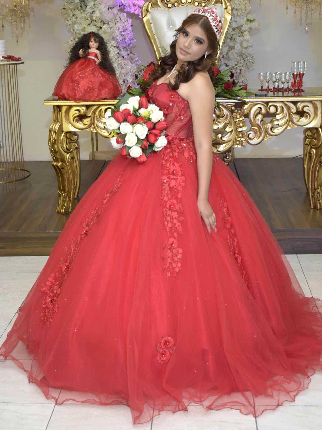 Elegante y bella lució Angela Renata.