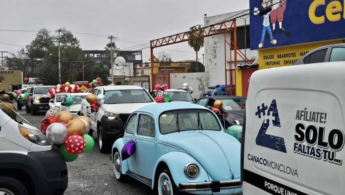 Realiza CANACO colorido desfile