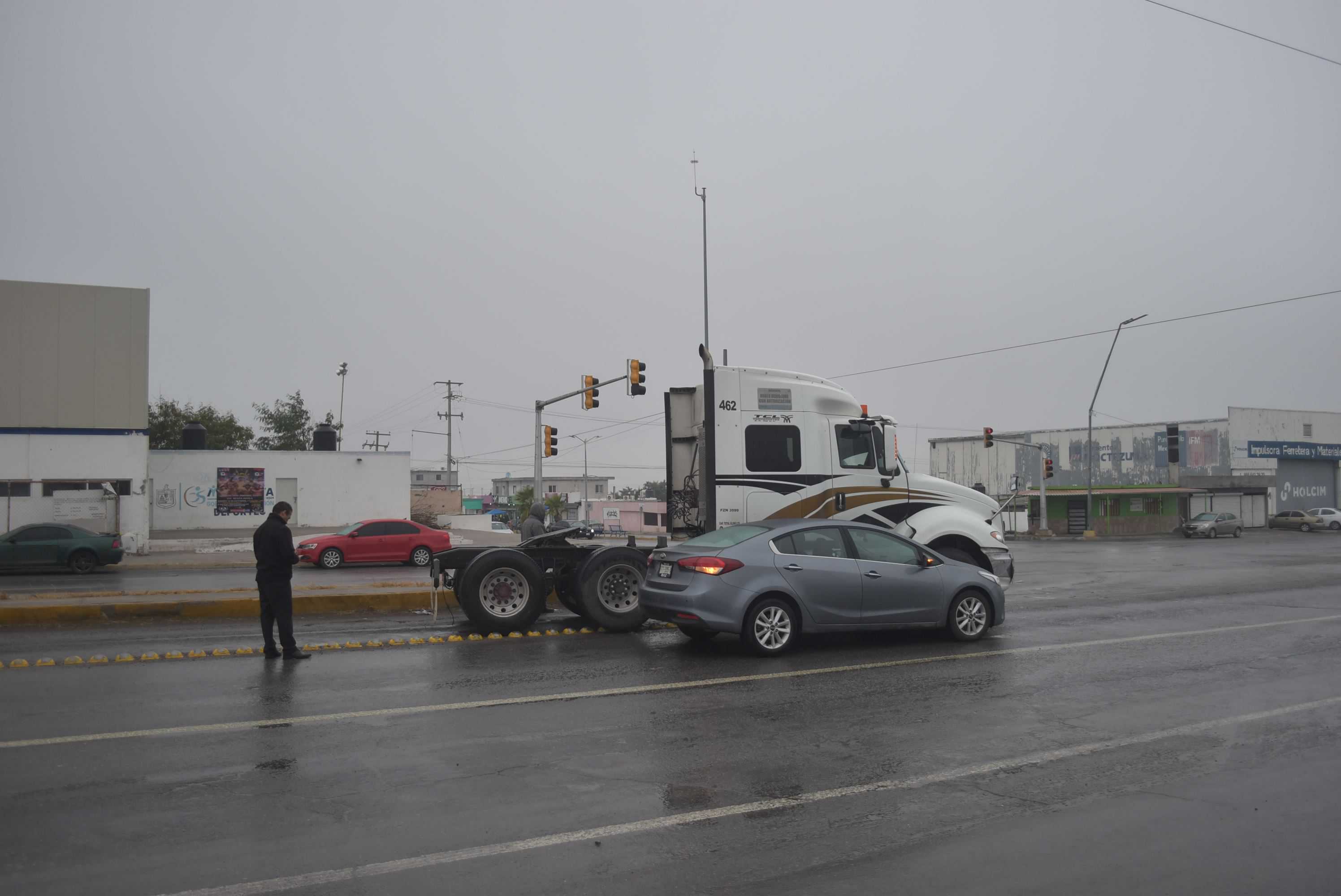 Invade tráiler carril a KIA