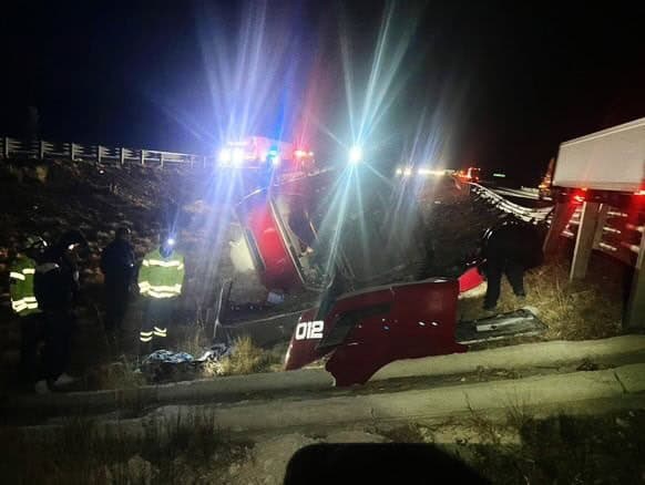 Vuelca tráiler joven de 19 años