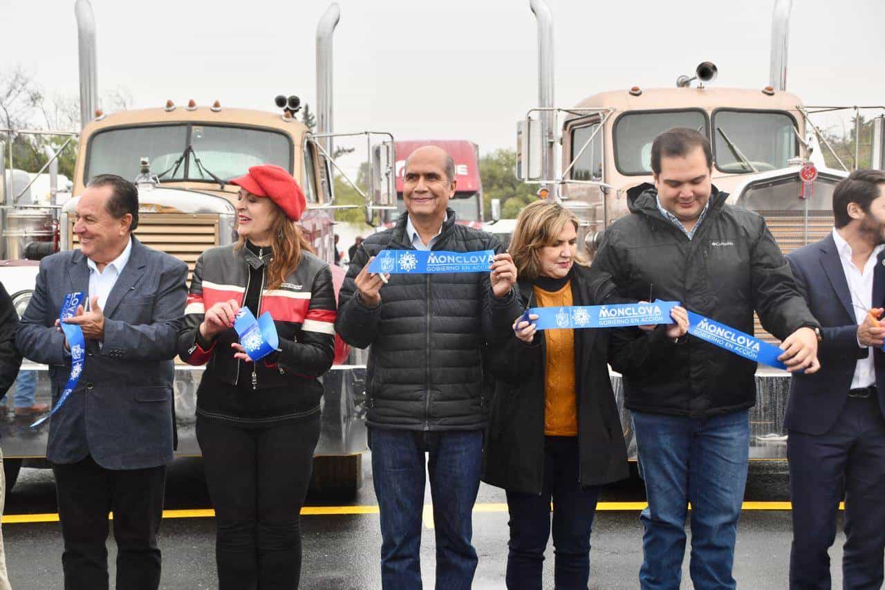 El alcalde Mario Dávila Delgado corta el listón inaugural del primer patio de maniobras en Coahuila, acompañado por autoridades municipales y miembros de la Cámara Nacional del Autotransporte de Carga.