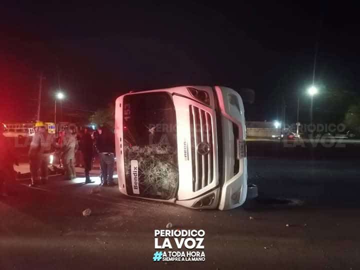 Accidente de camión de maquiladora en Ciudad Acuña deja varios lesionados