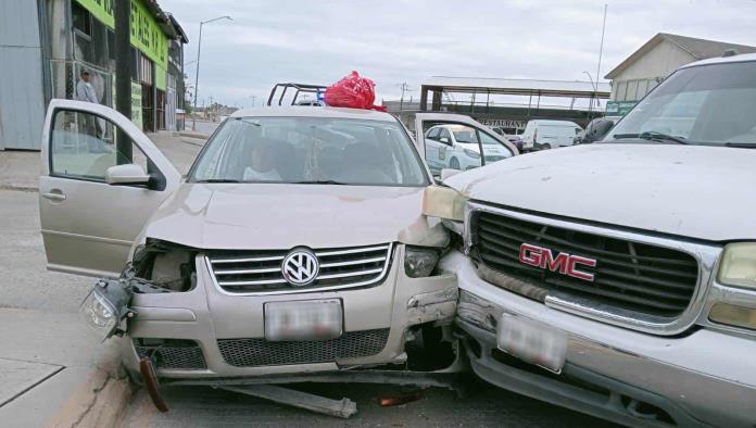 Colisión entre dos vehículos en la avenida Sur Poniente deja a dos personas heridas