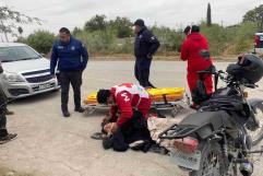 Accidente en Sabinas: motocicleta choca contra caballo, dos lesionados