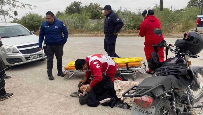 Accidente en Sabinas: motocicleta choca contra caballo, dos lesionados